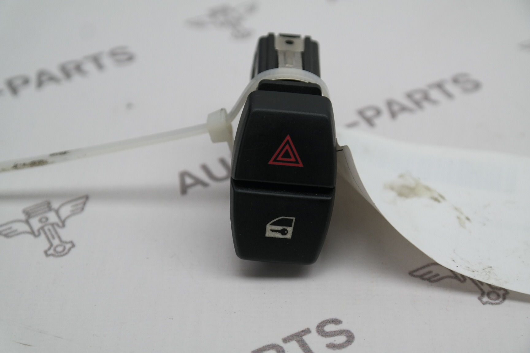 Кнопка аварийной сигнализации BMW 7-Series