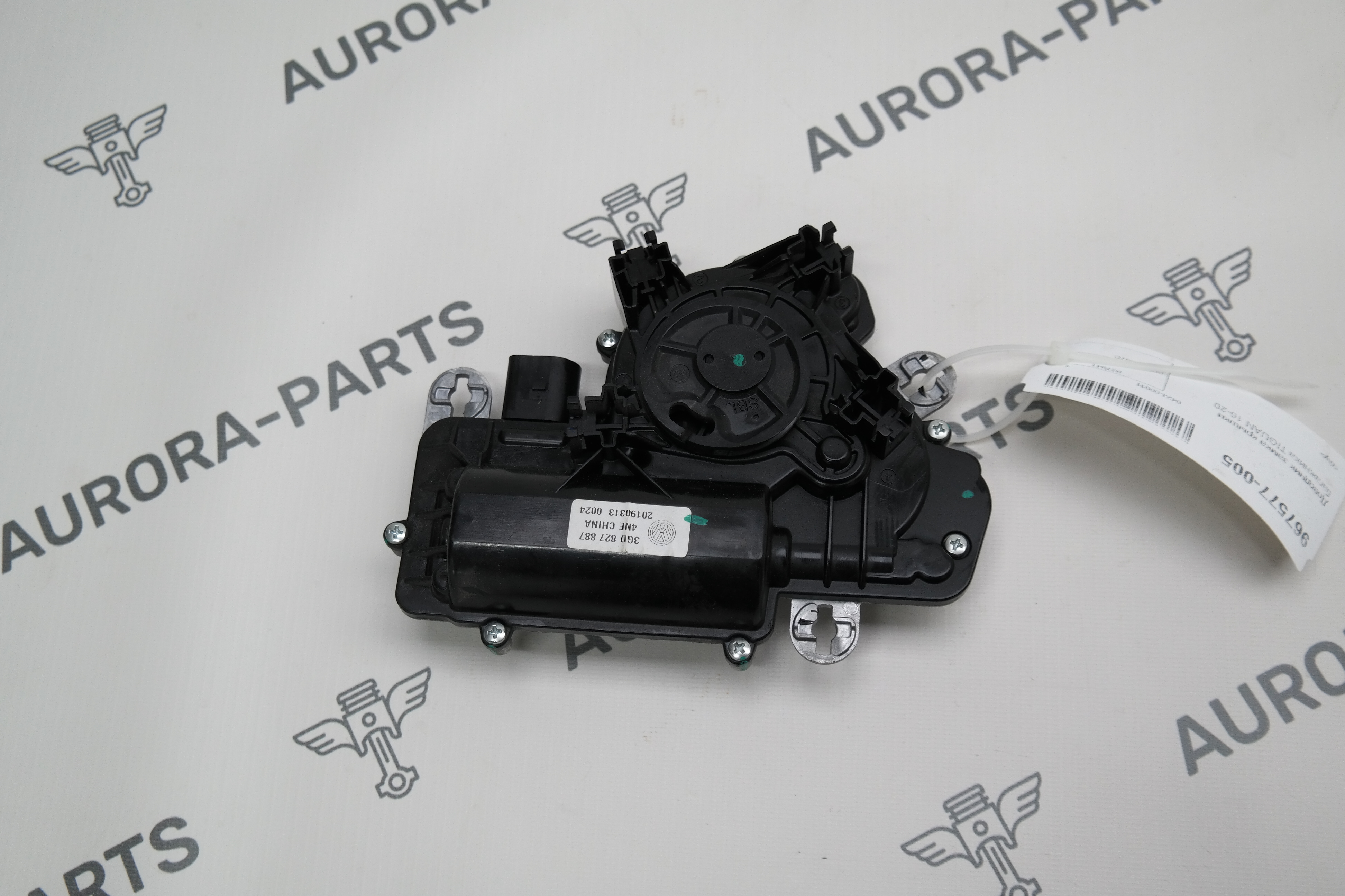 Доводчик замка крышки багажника VW Tiguan