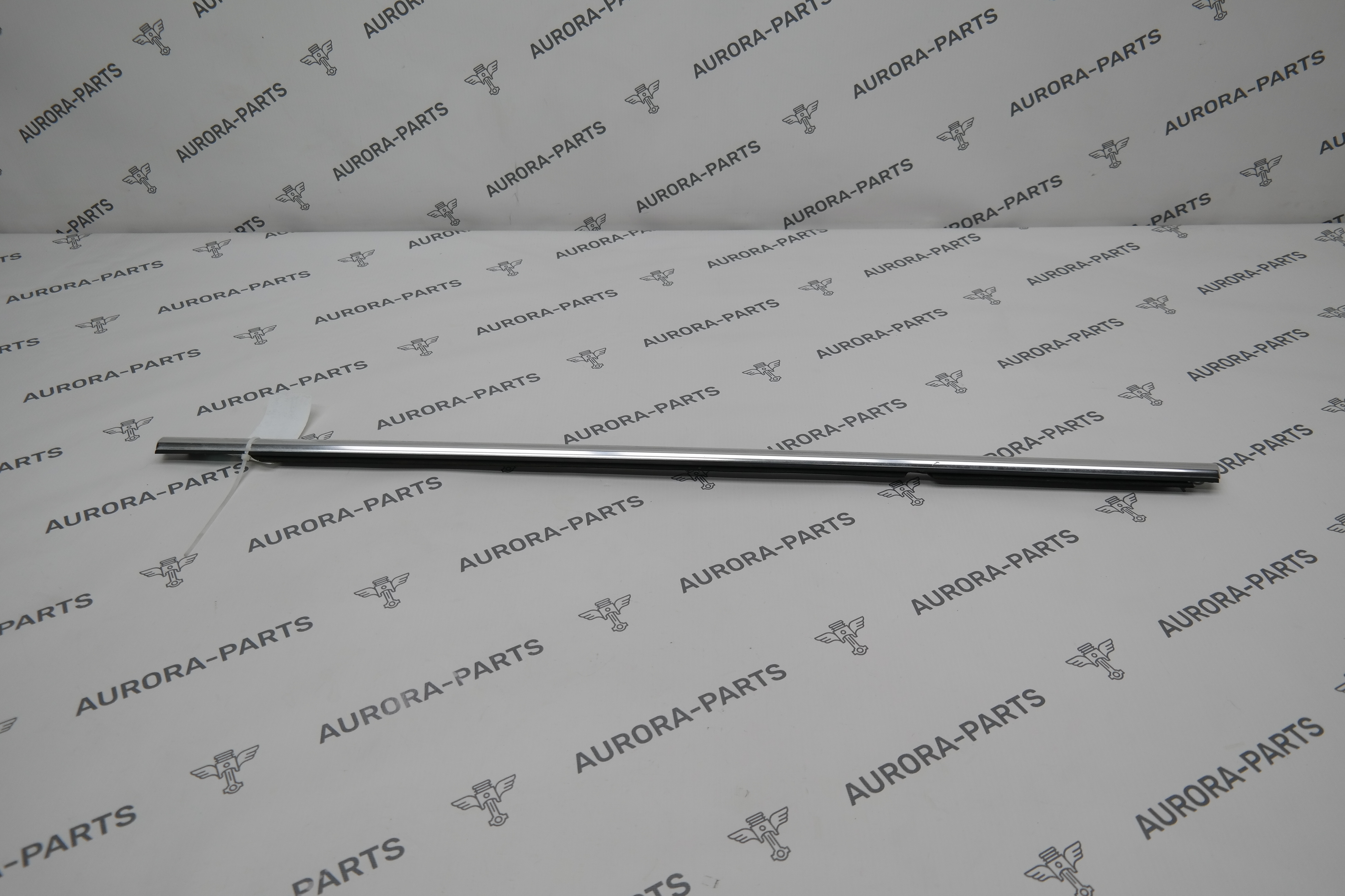 Молдинг стекла задней двери (Бархотка) RH VW Tiguan