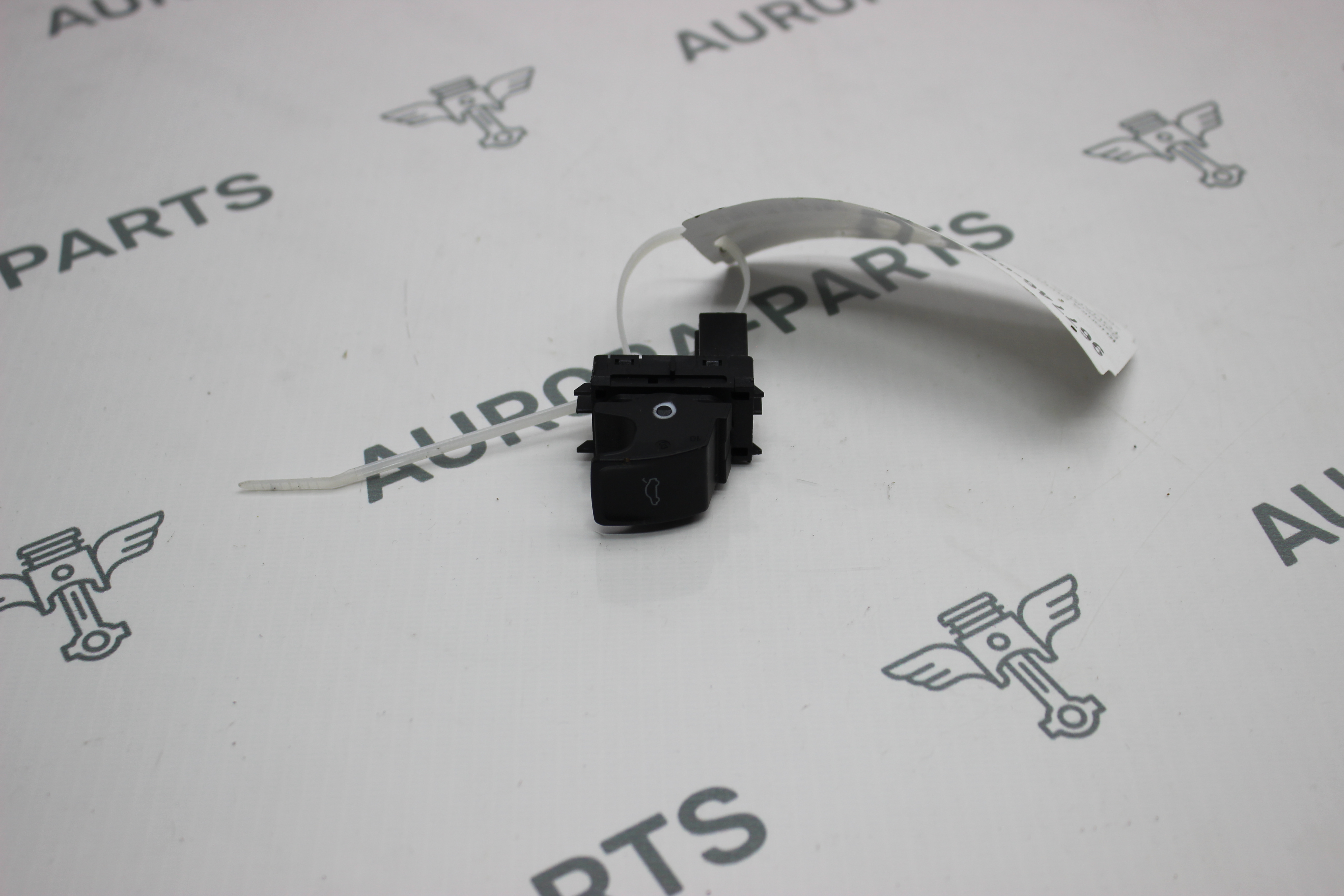 Кнопка открывания крышки багажника VW Tiguan