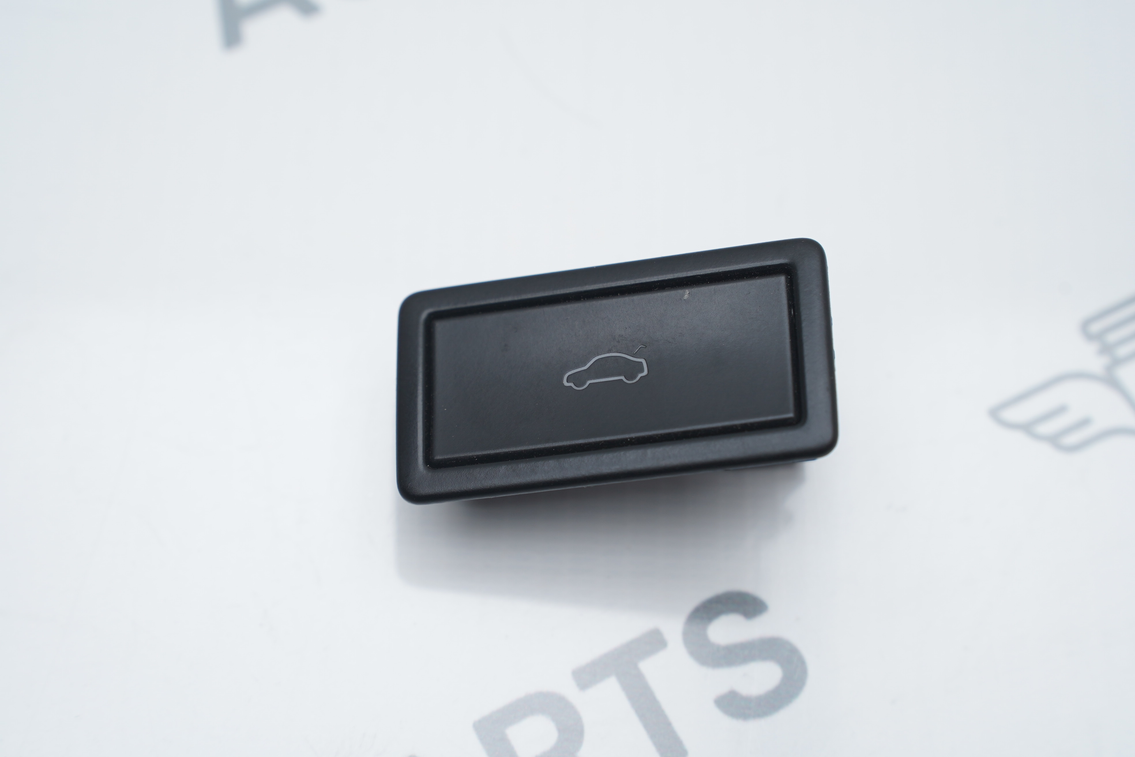 Кнопка открывания крышки багажника VW Tiguan