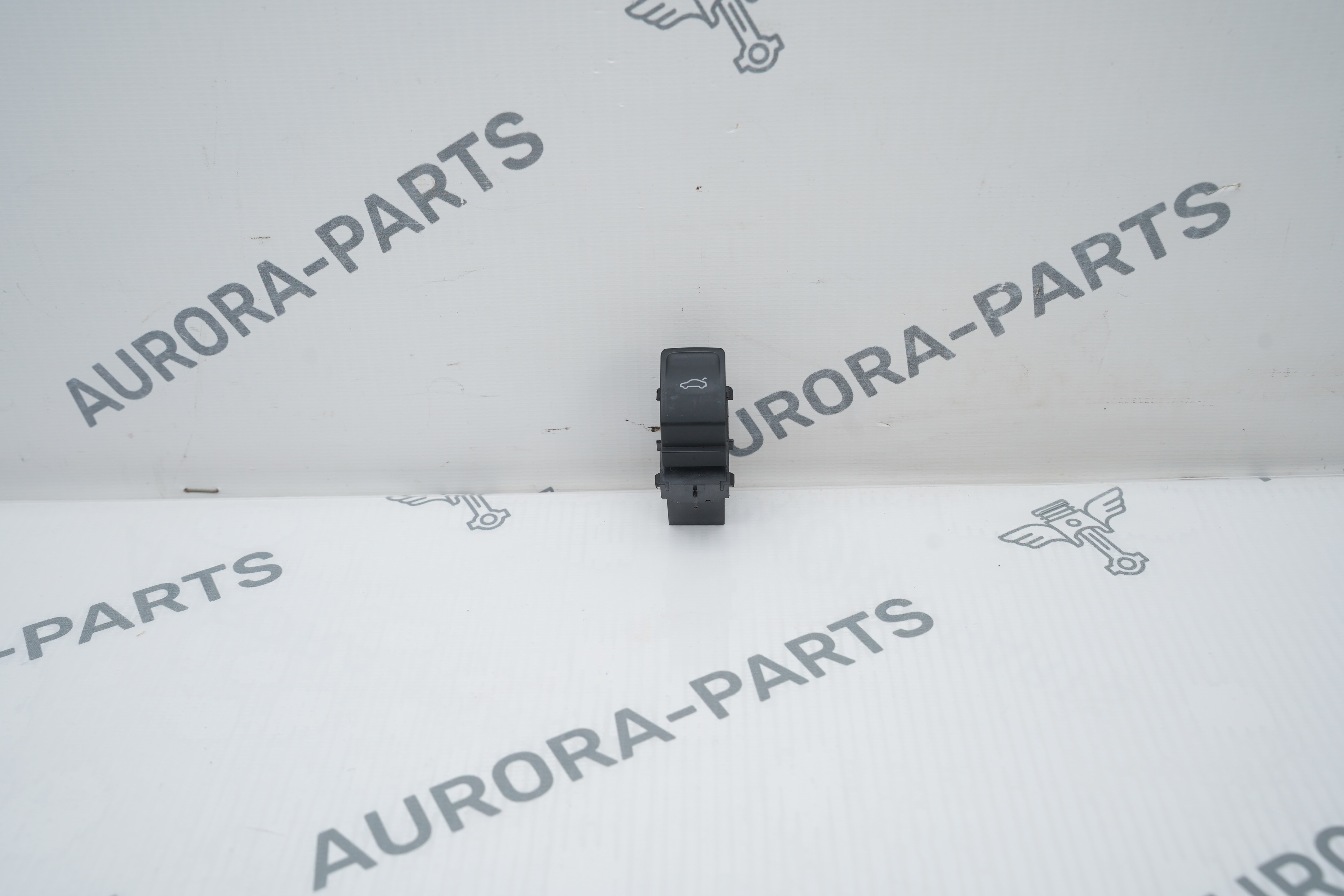 Кнопка открывания крышки багажника VW Tiguan