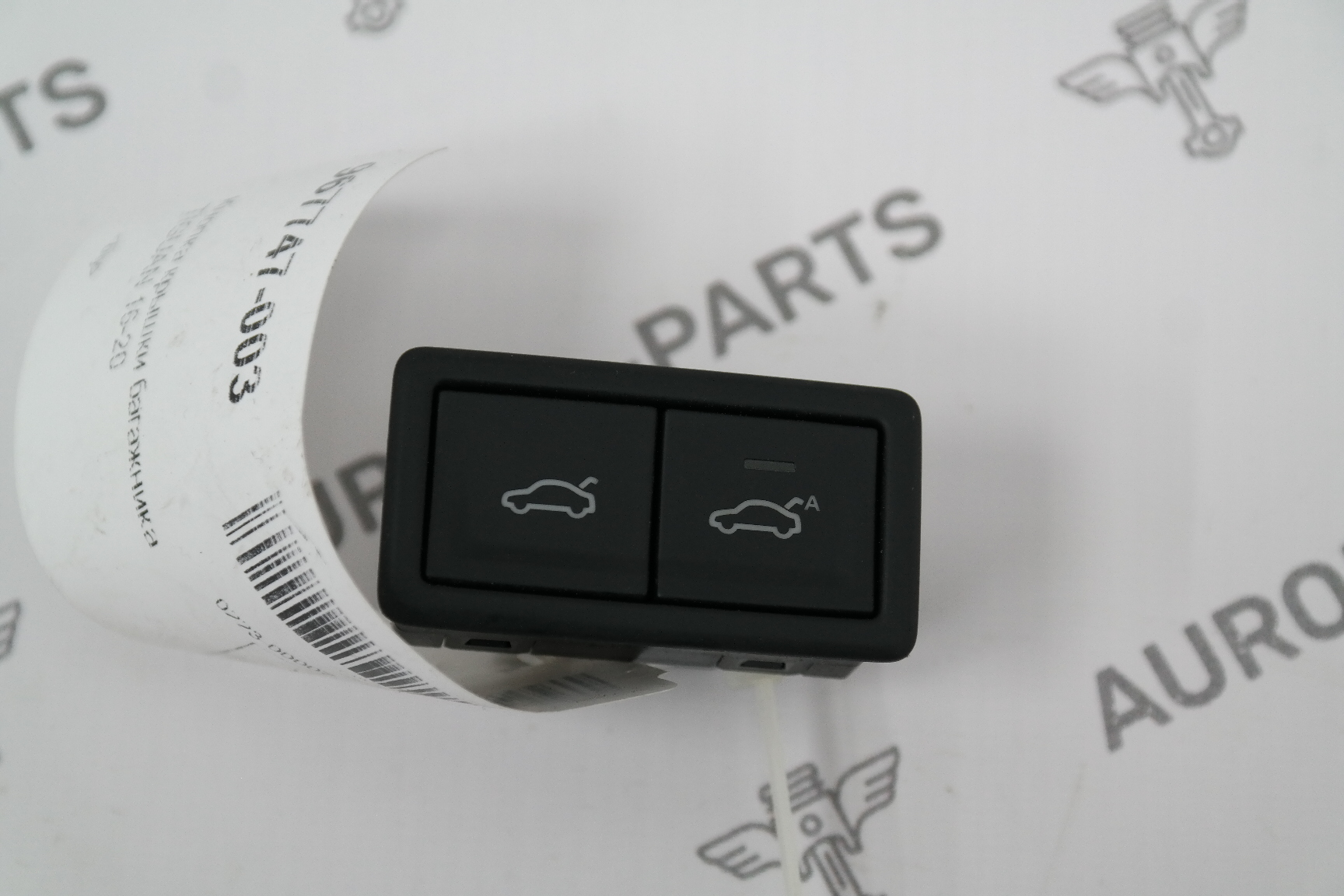 Кнопка крышки багажника VW Tiguan