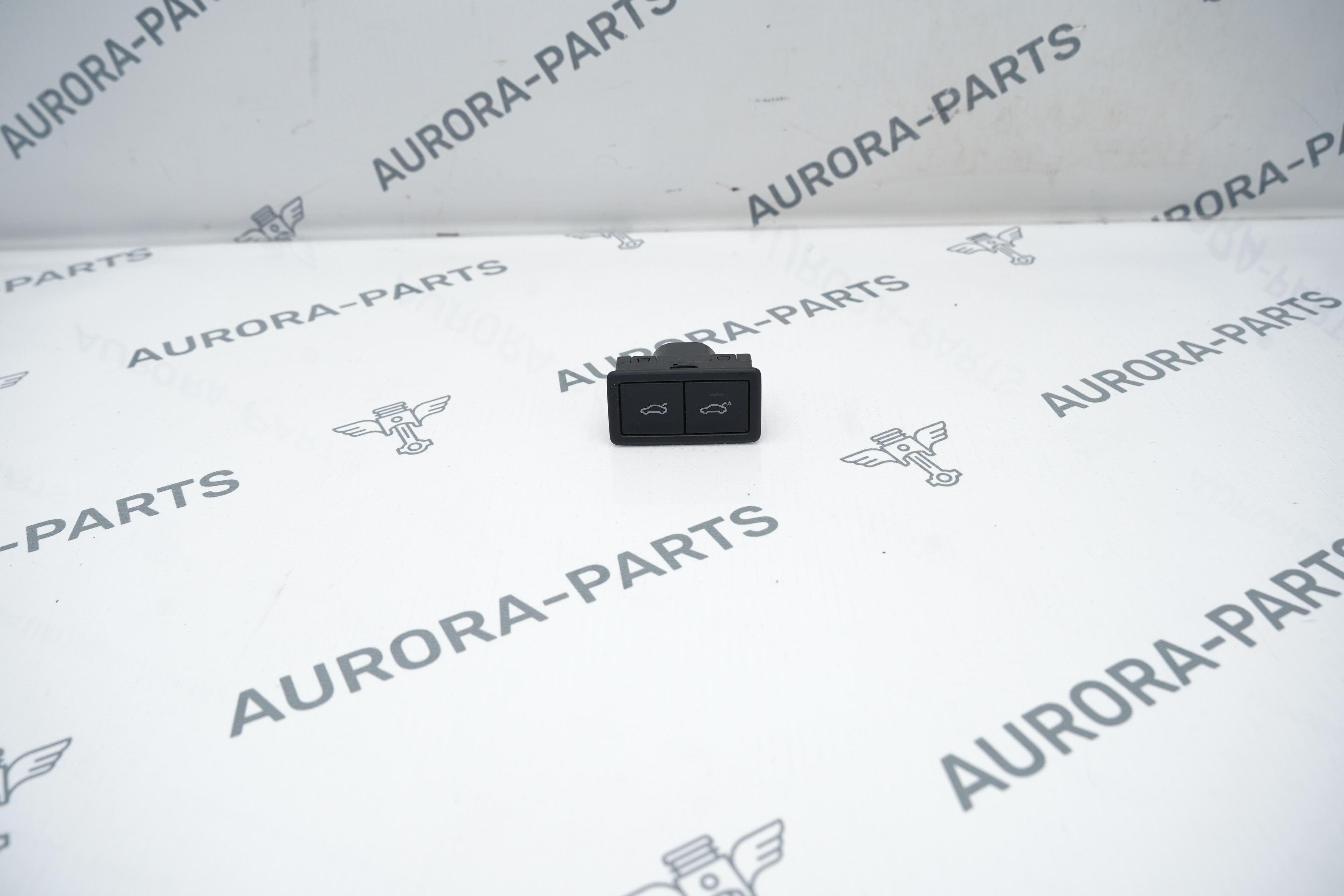 Кнопка крышки багажника VW Tiguan