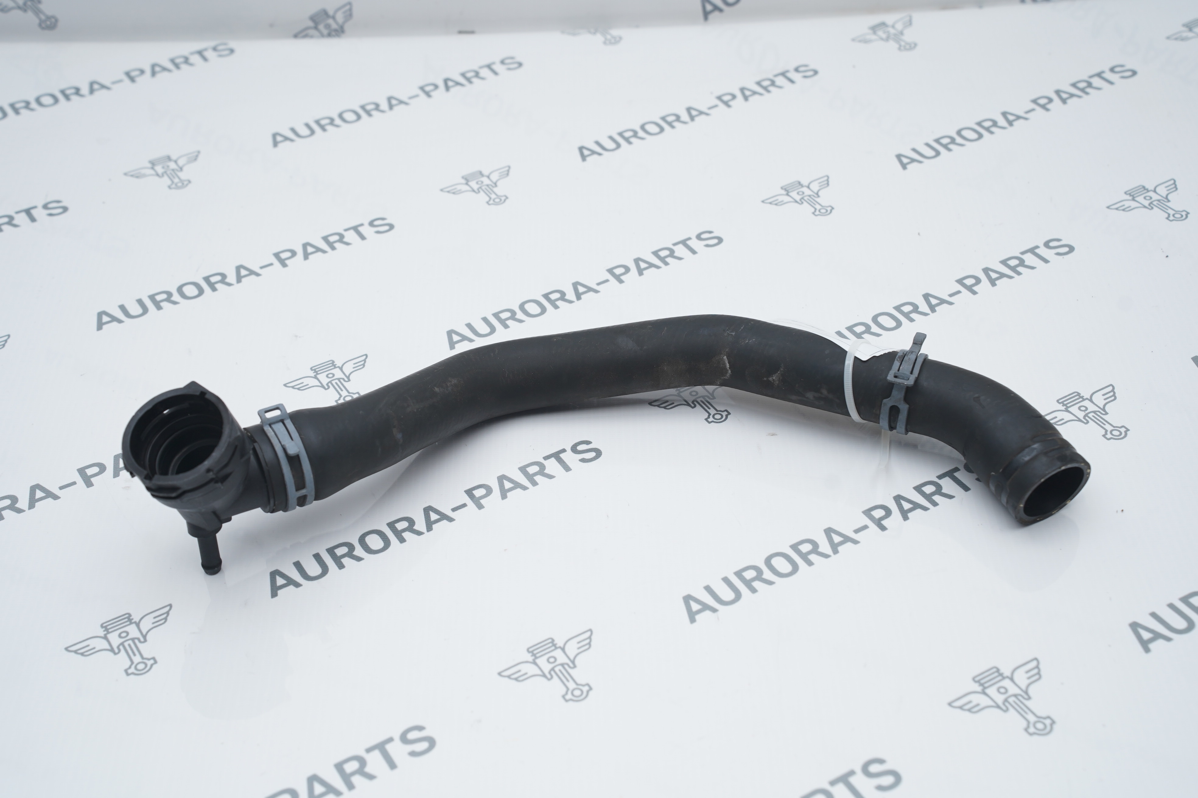 Патрубок системы охлаждения VW Tiguan