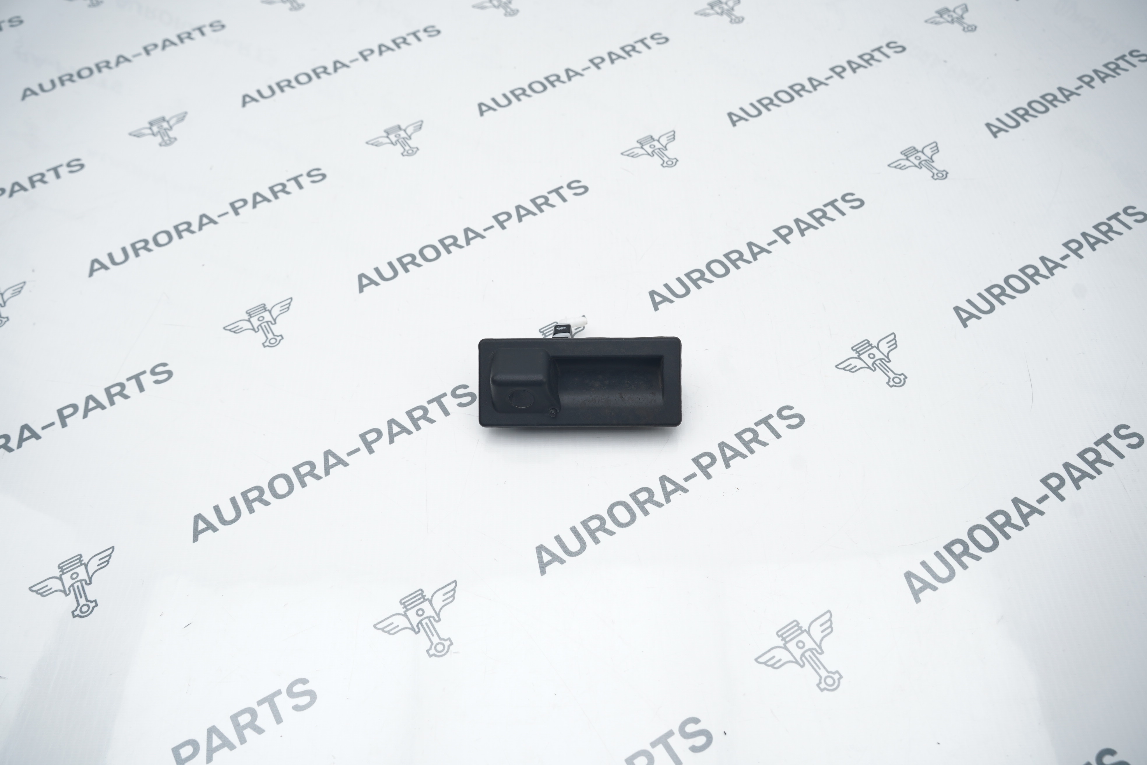 Кнопка открывания крышки багажника VW Tiguan