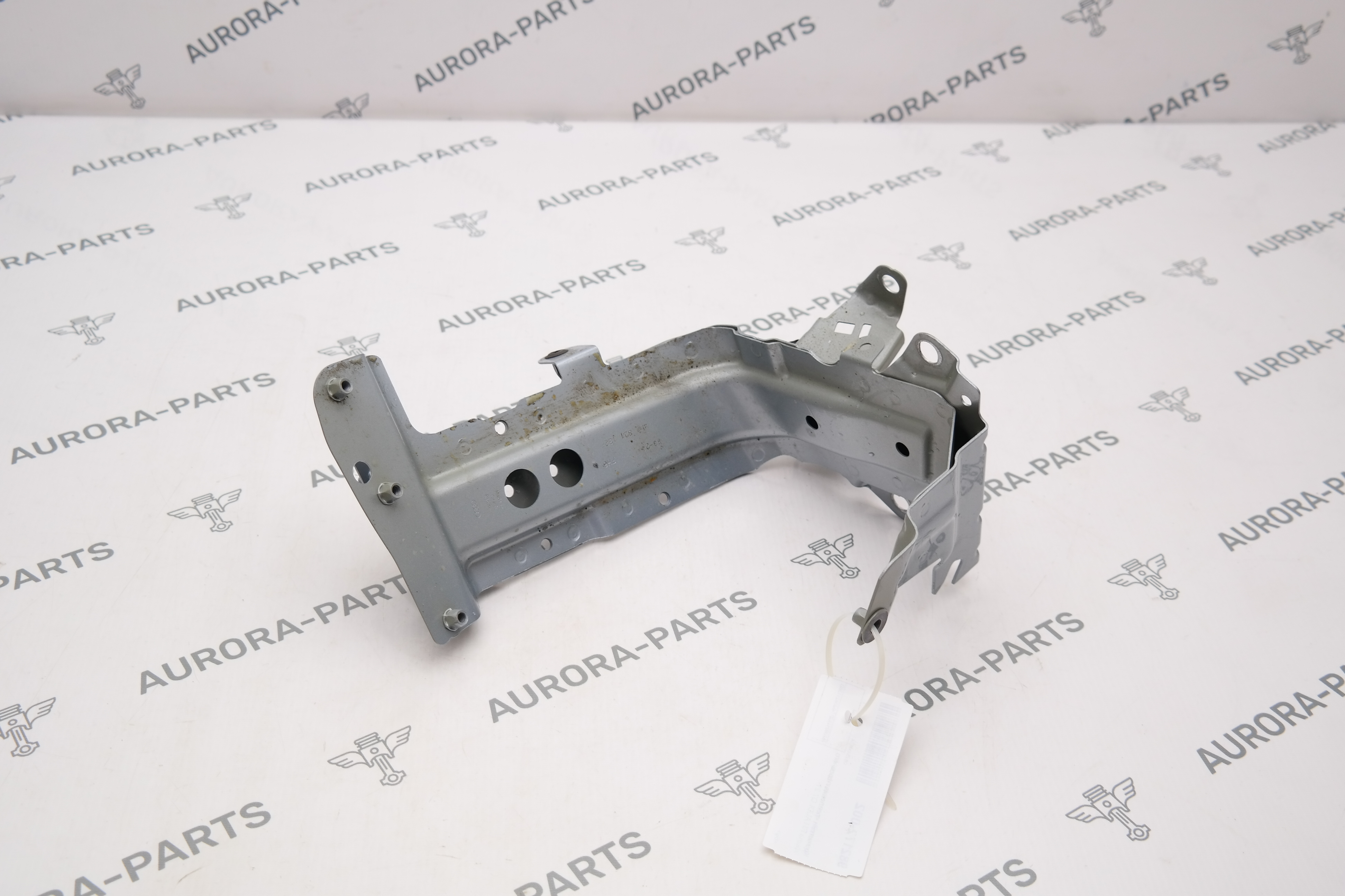 Кронштейн крепления переднего крыла RH Audi Q7