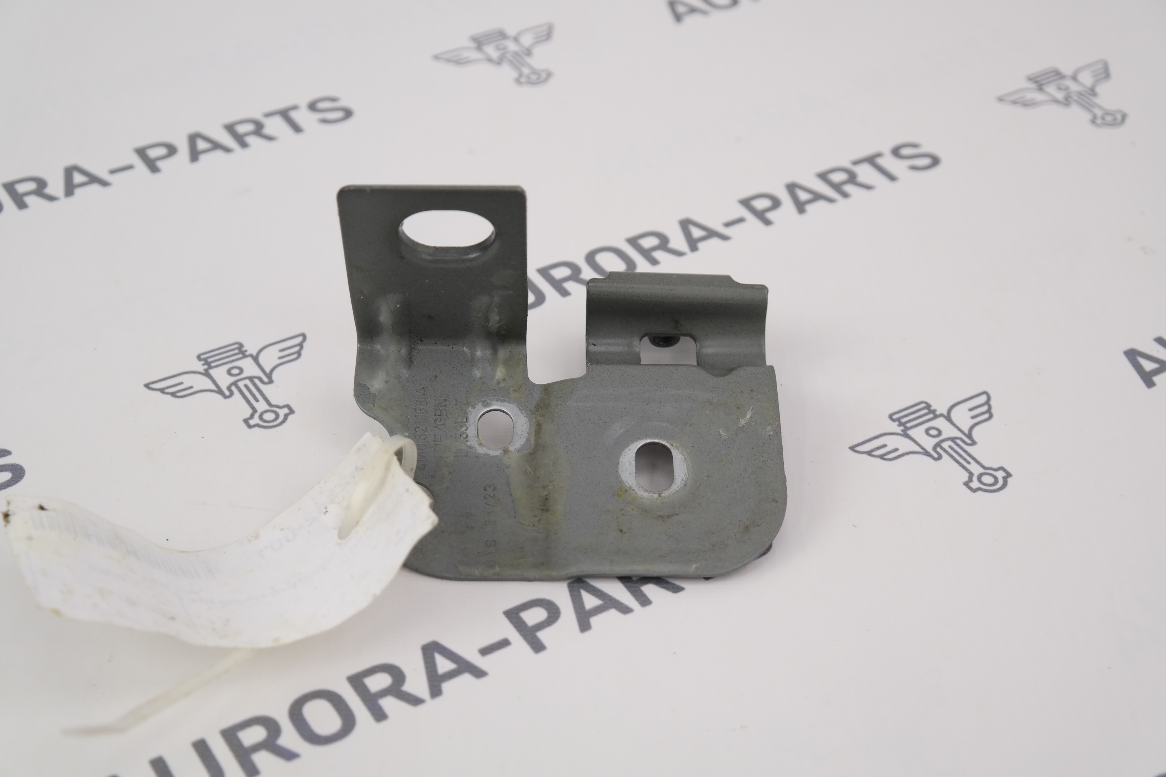 Кронштейн переднего крыла RH Audi Q7