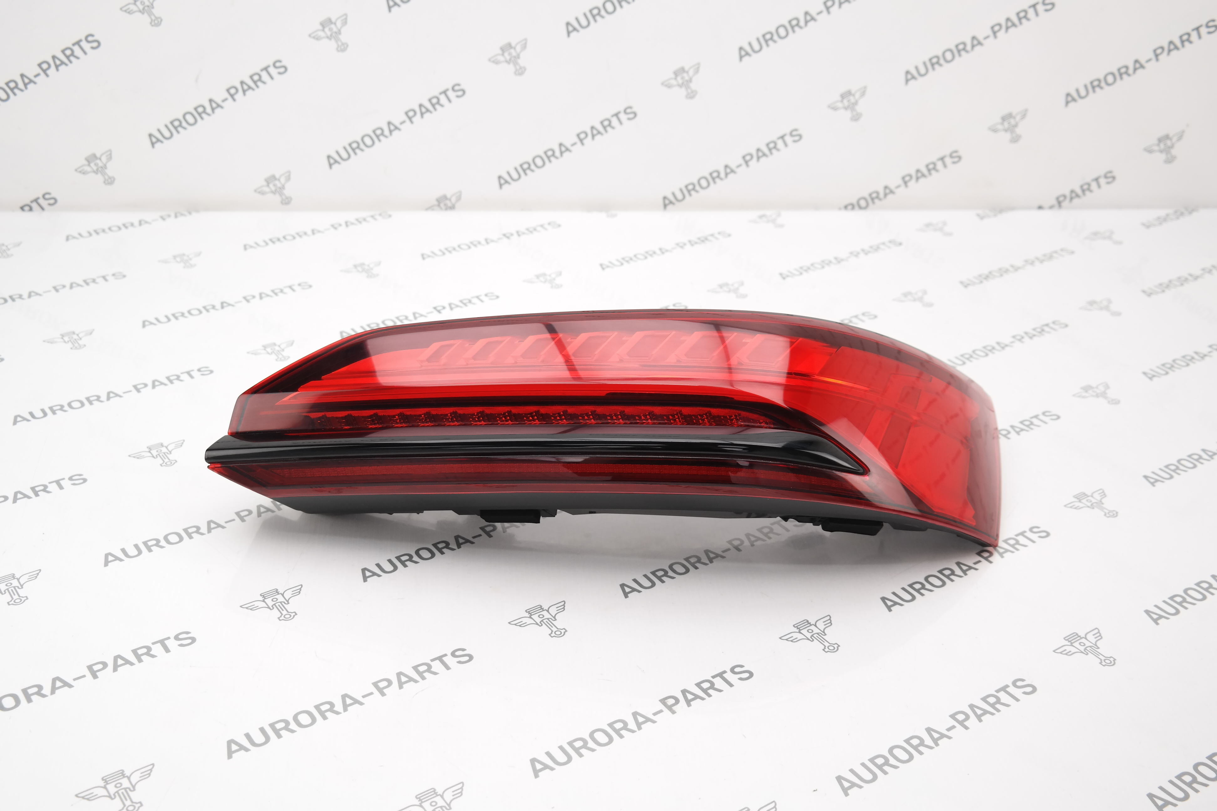 Фонарь задний RH в крышку рейстайлинг (светодиодный) (С дефектом) Audi Q7