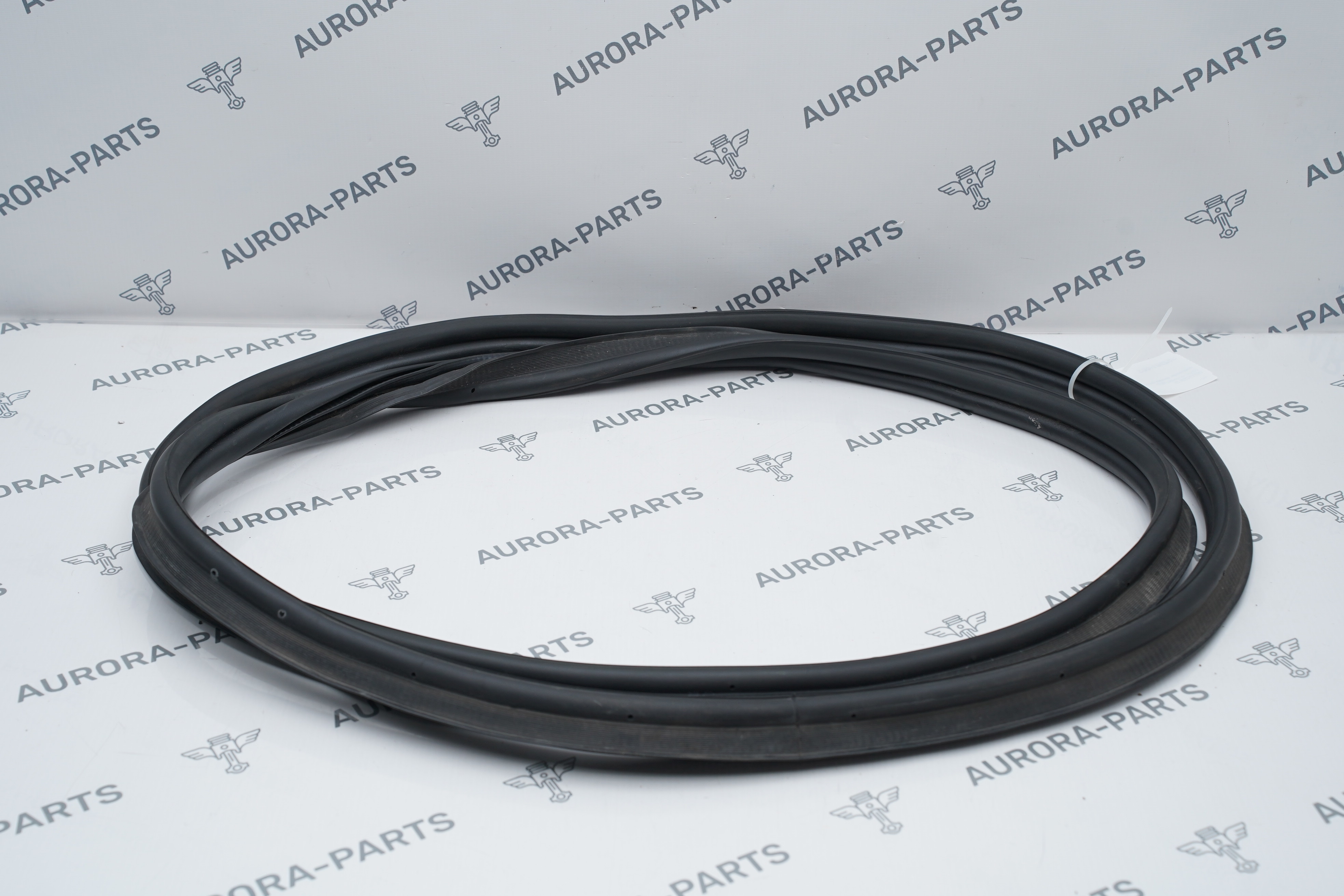 Уплотнитель крышки багажника (Стоит на кузове) Land Rover Defender