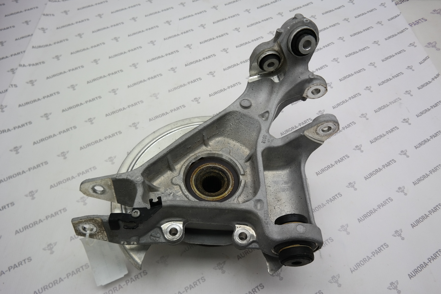 Кулак поворотный задний LH Land Rover Defender