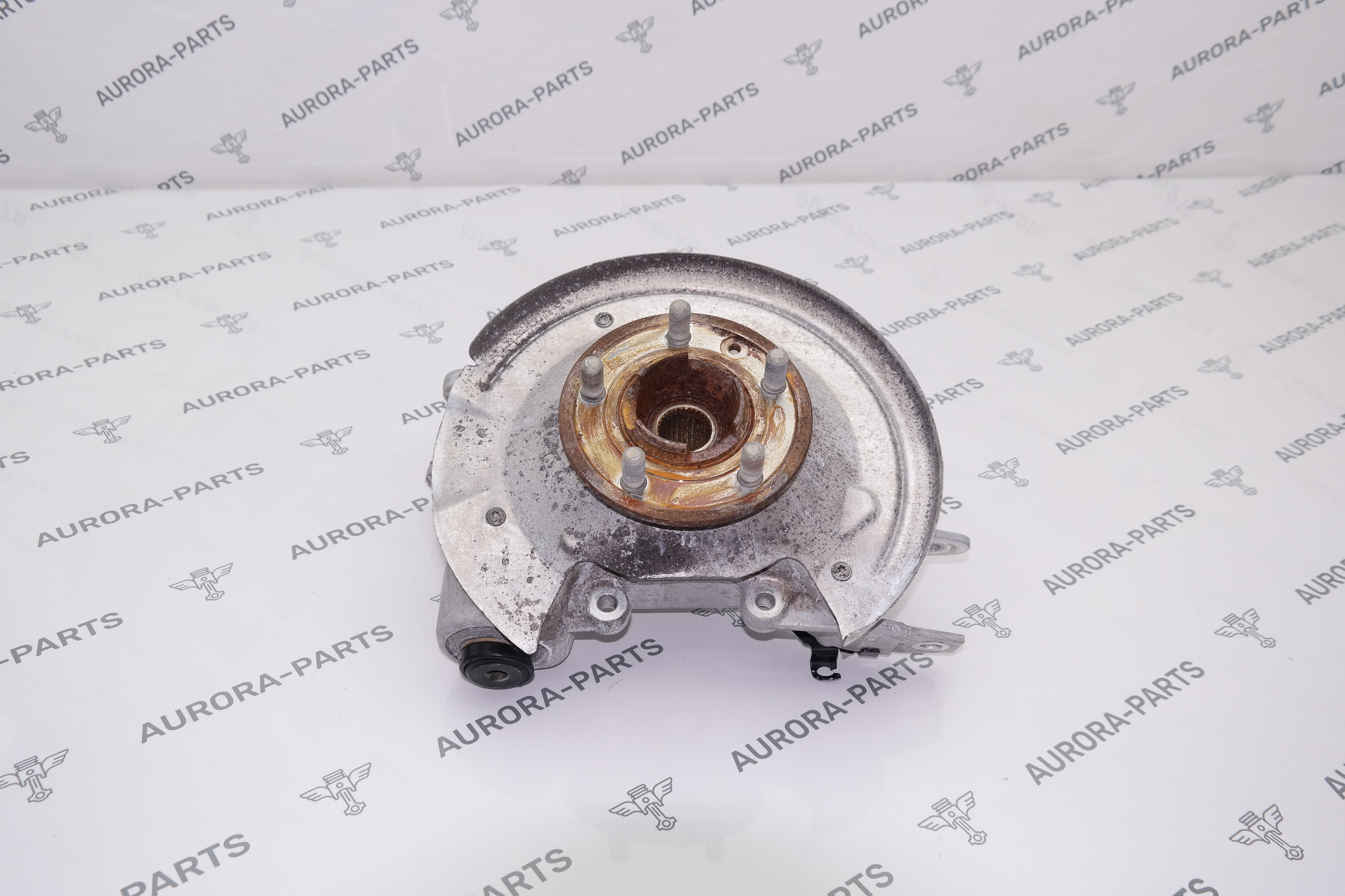 Кулак поворотный задний LH Land Rover Defender