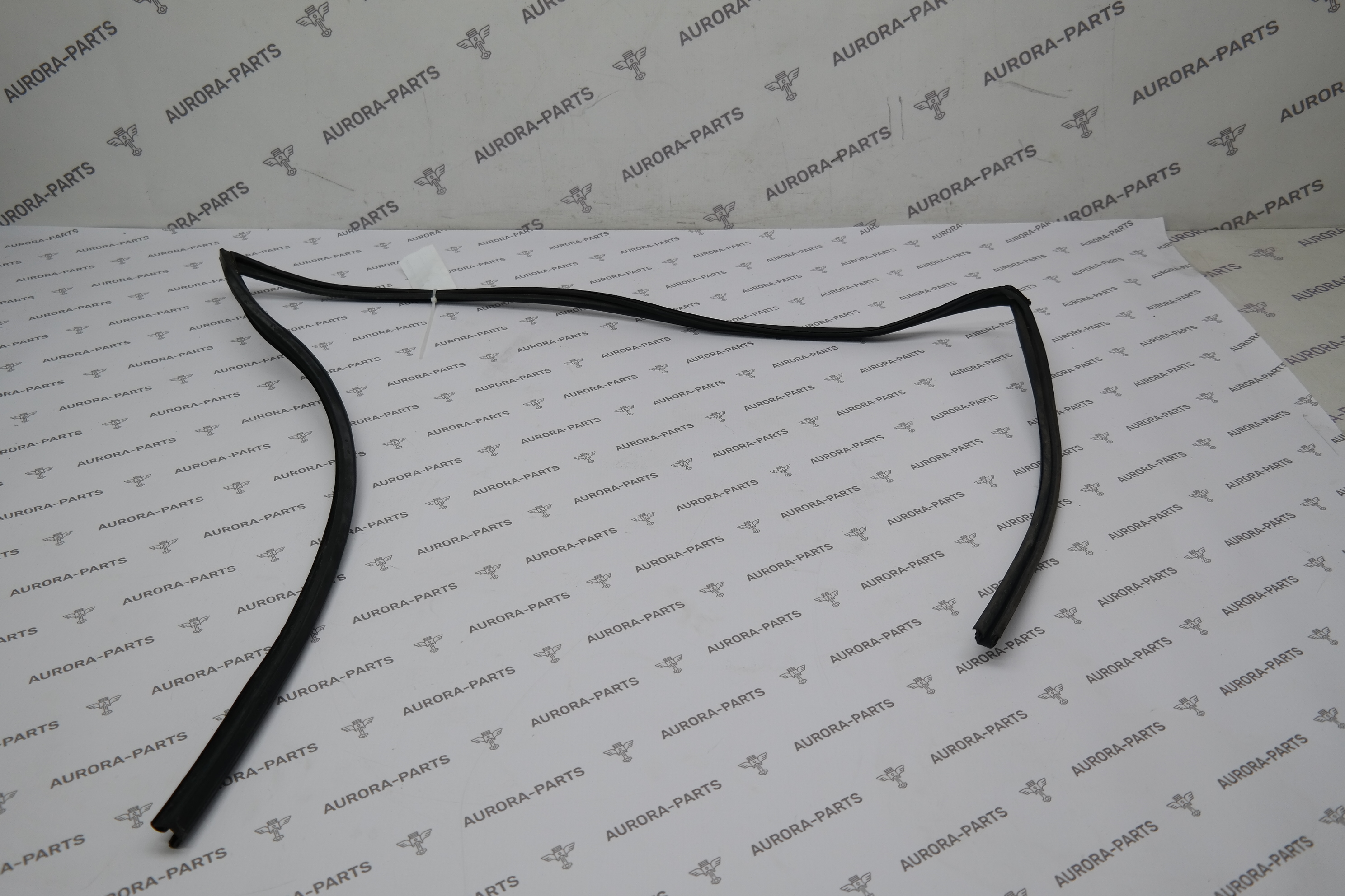 Уплотнитель стекла двери передней RH Toyota RAV 4