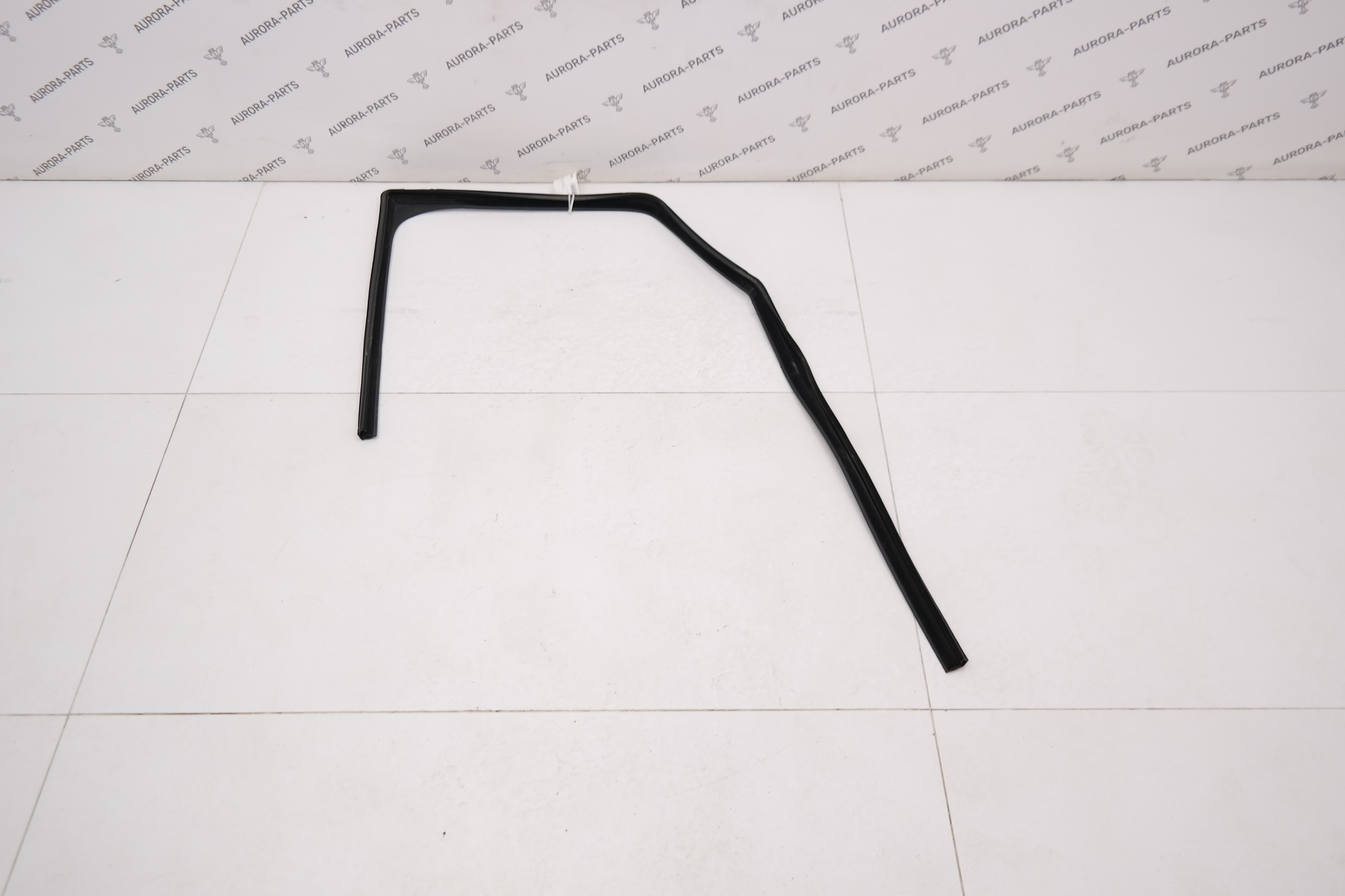 Направляющая стекла двери передней RH Land Rover Defender