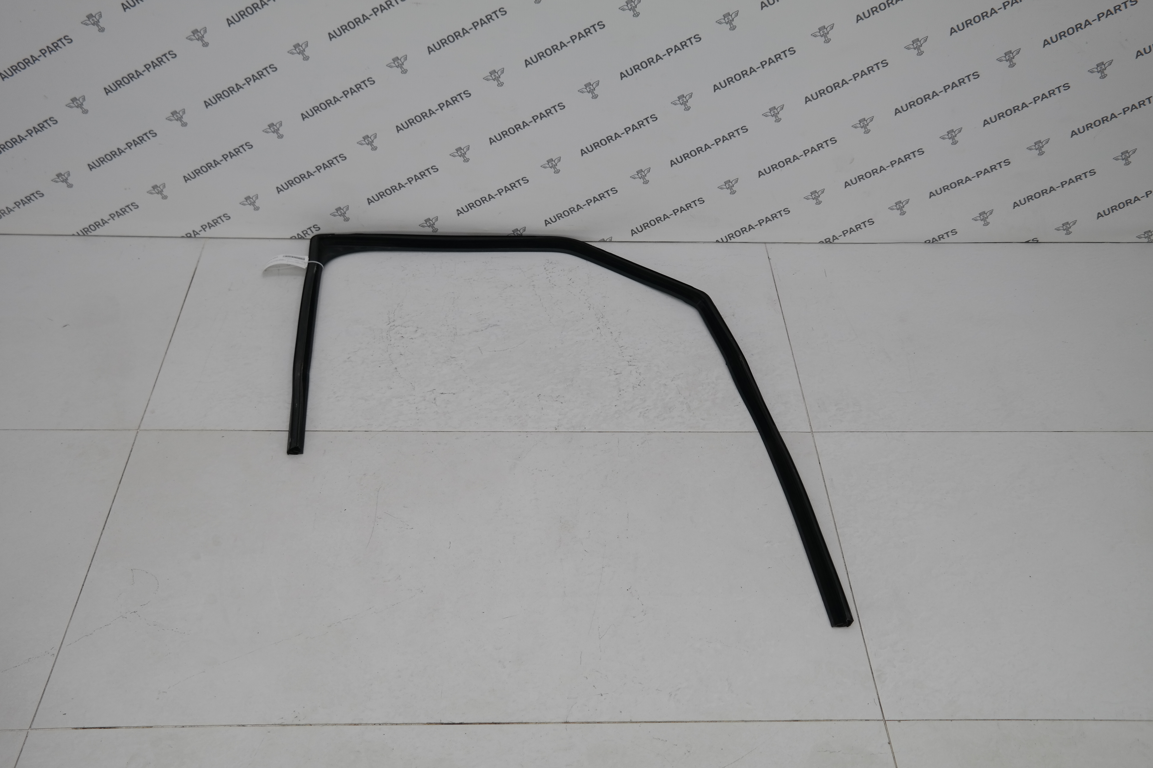 Направляющая стекла двери передней RH Land Rover Defender