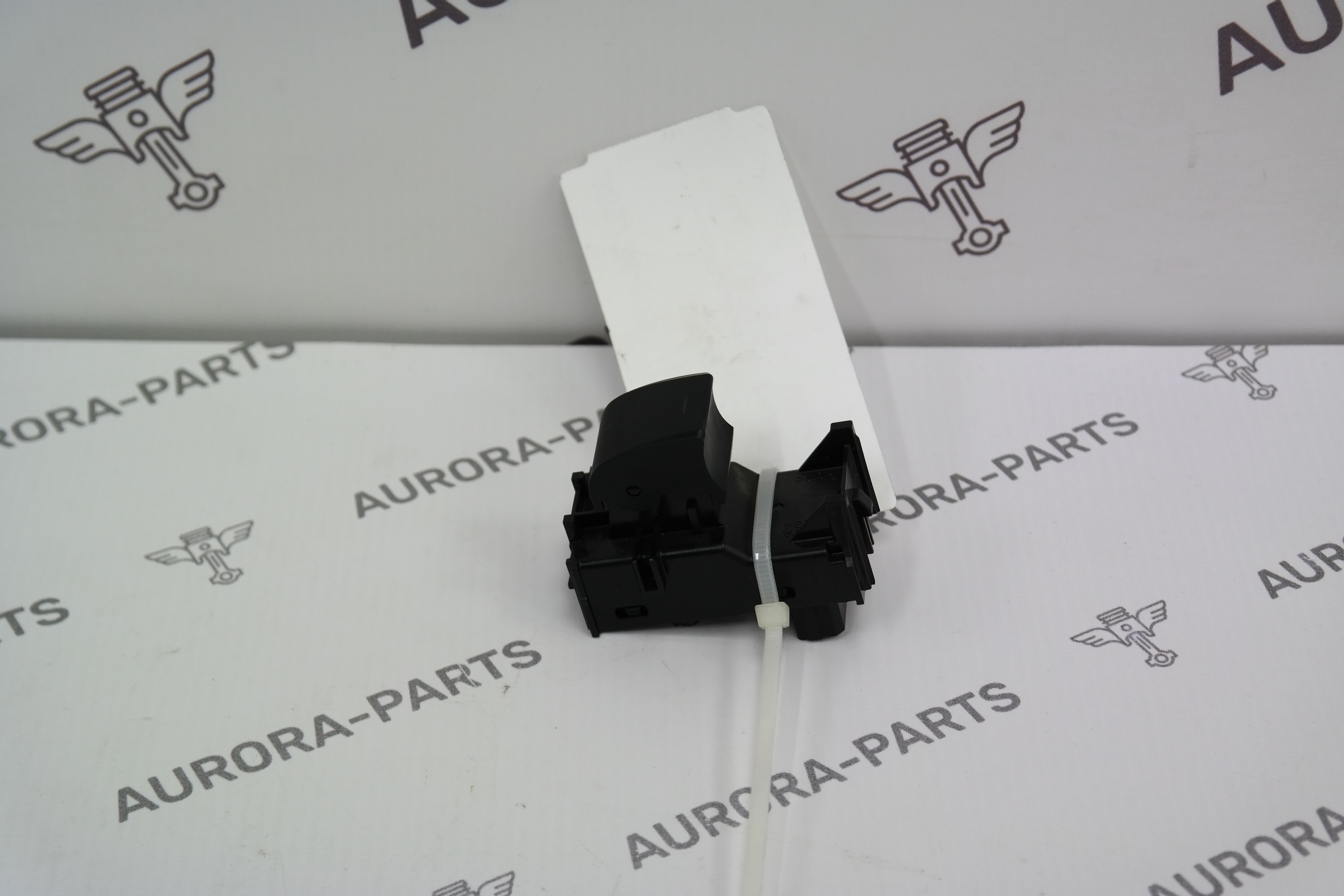 Кнопка стеклоподъемника Lexus NX 200